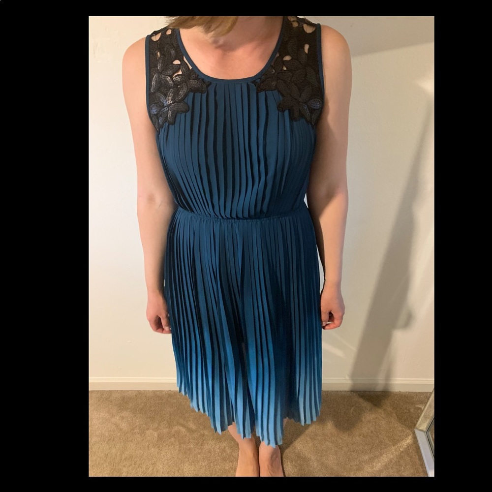 Beautiful ombré sleeveless blue dress with detail